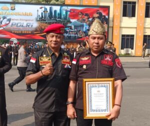 Polda Lampung Berikan Piagam Penghargaan kepada Sekda DPD Grib Jaya Provinsi Lampung Herman atas Dedikasi sebagai Sabuk Kamtibmas Polda Lampung Berikan Piagam Penghargaan kepada Sekda DPD Grib Jaya Provinsi Lampung Herman atas Dedikasi sebagai Sabuk Kamtibmas